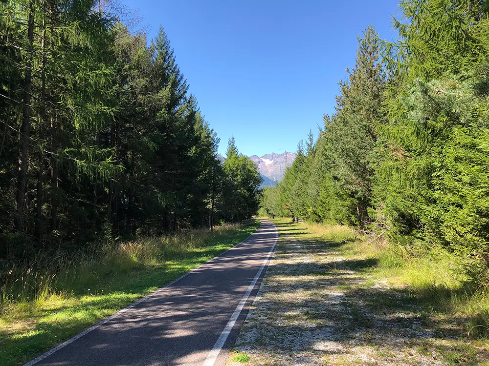 Radweg auf ehemaliger Eisenbahntrasse nach dem Brenner