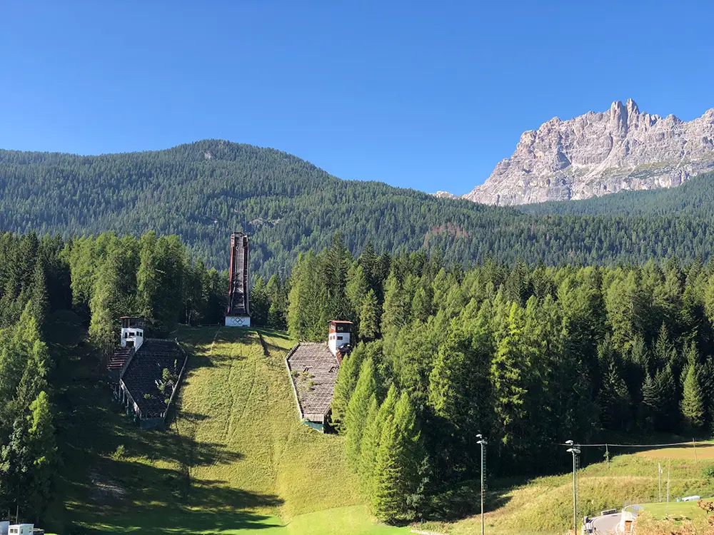 Start in Cortina d'Ampezzo mit Blick auf die Dolomiten