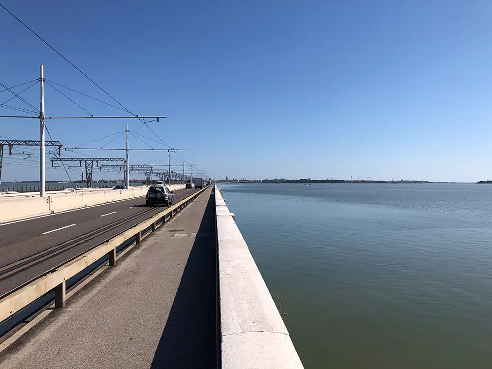 Fahrt über den Damm nach Venedig über die Lagune