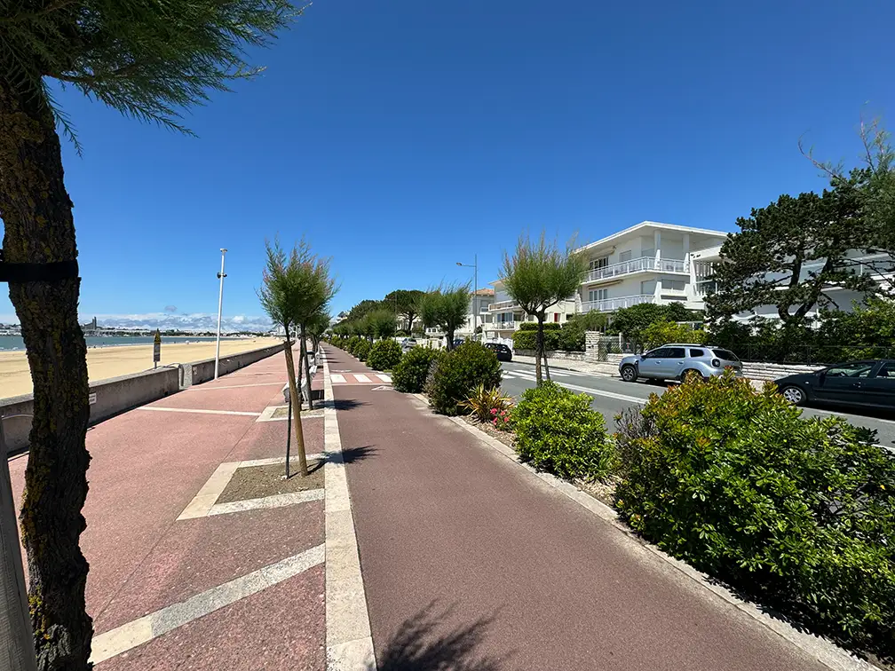 Radweg und Strandpromenade an der Atlantikküste