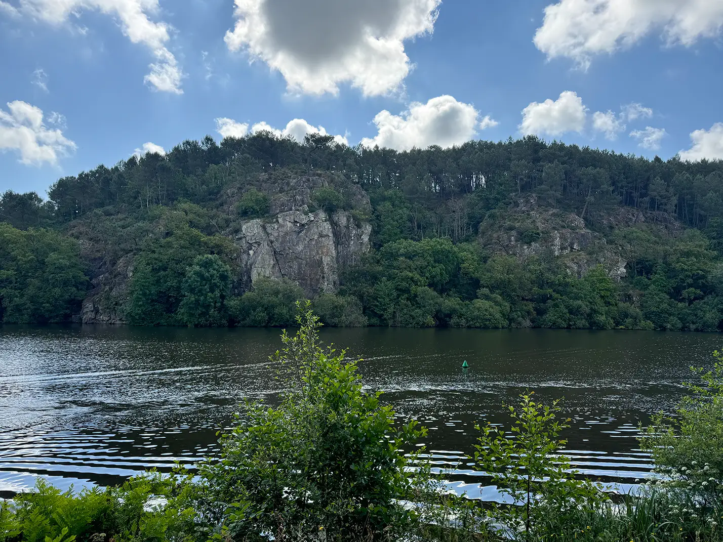 Grüne Landschaft und Wasserwege bei Nort-sur-Erdre