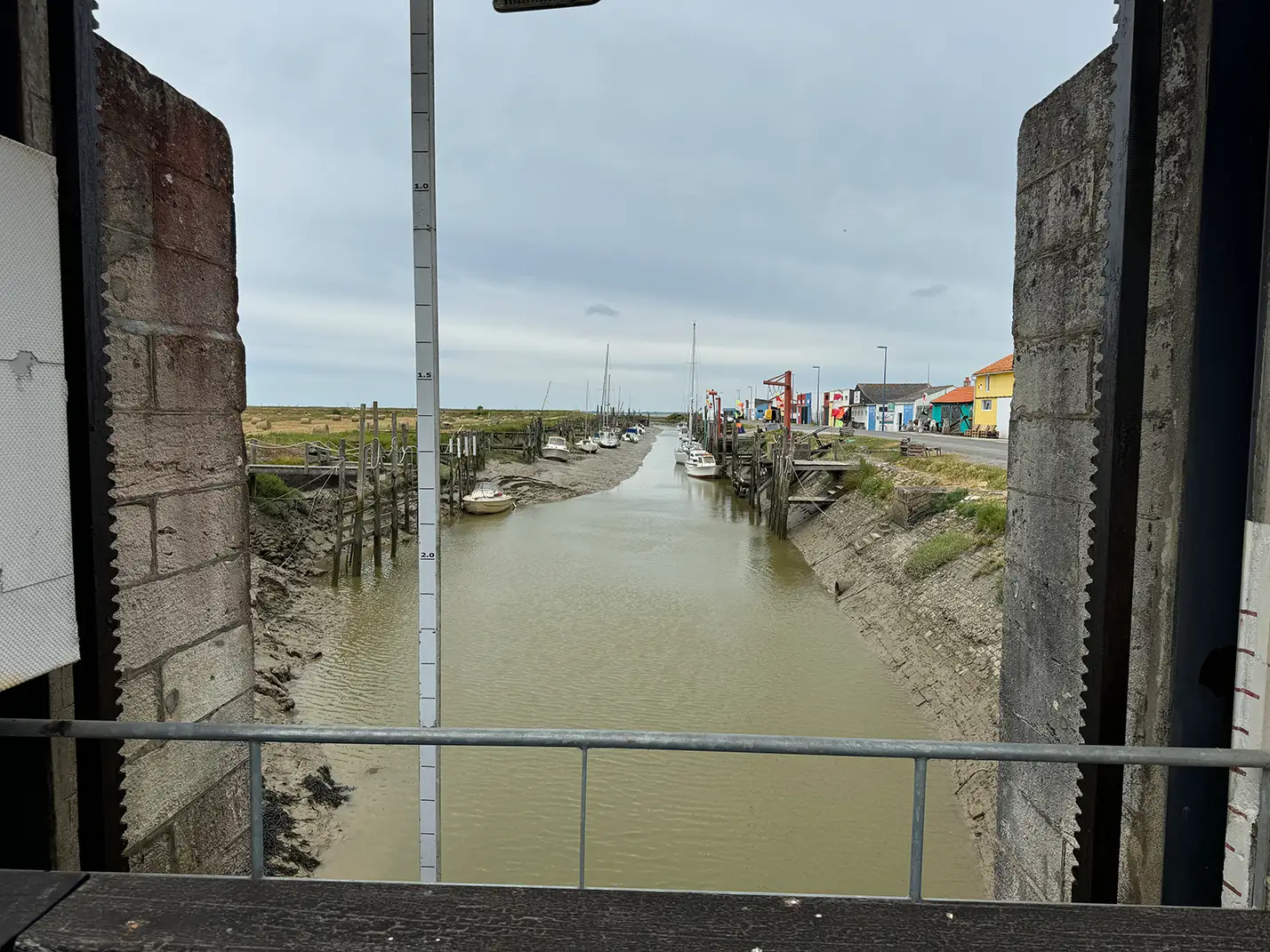 Schleuse und Wasserweg bei Fromentine