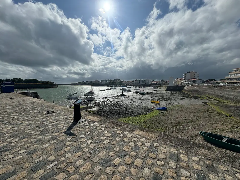 Hafen bei Ebbe in Saint-Gilles-Croix-de-Vie